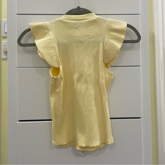Yellow ribbed flutter sleeve top from Francesca’s. Size medium. - Picture 4 of 4